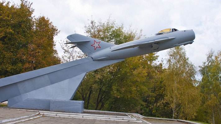 Самолет-памятник МИГ-17